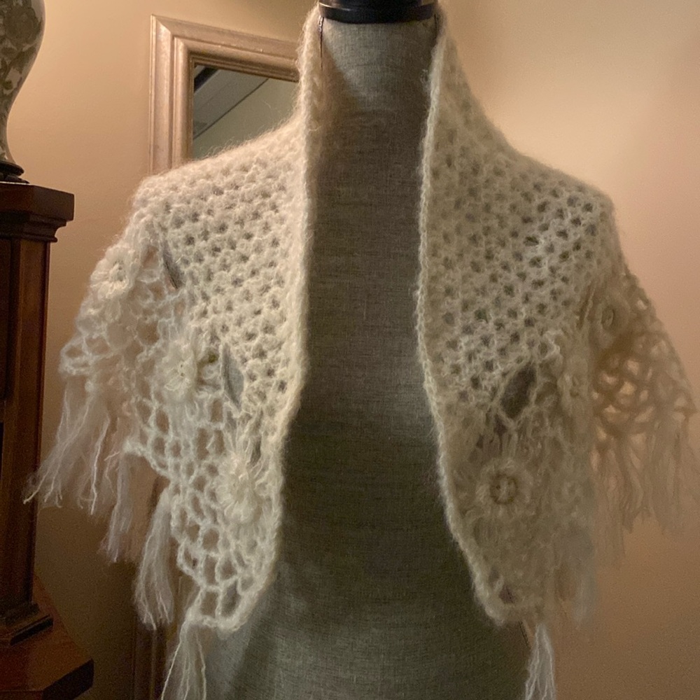 Vintage hand knit shawl cream off white flowered gold speckle tassel edge